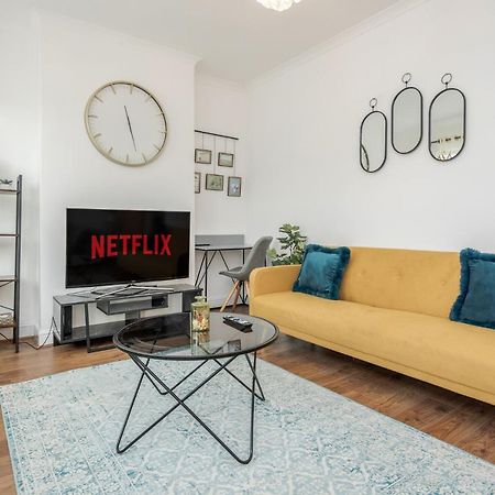 Entire Lovely Family Home With Parking, Wifi, Netflix, Self Check-In Londen Buitenkant foto