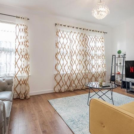Entire Lovely Family Home With Parking, Wifi, Netflix, Self Check-In Londen Buitenkant foto