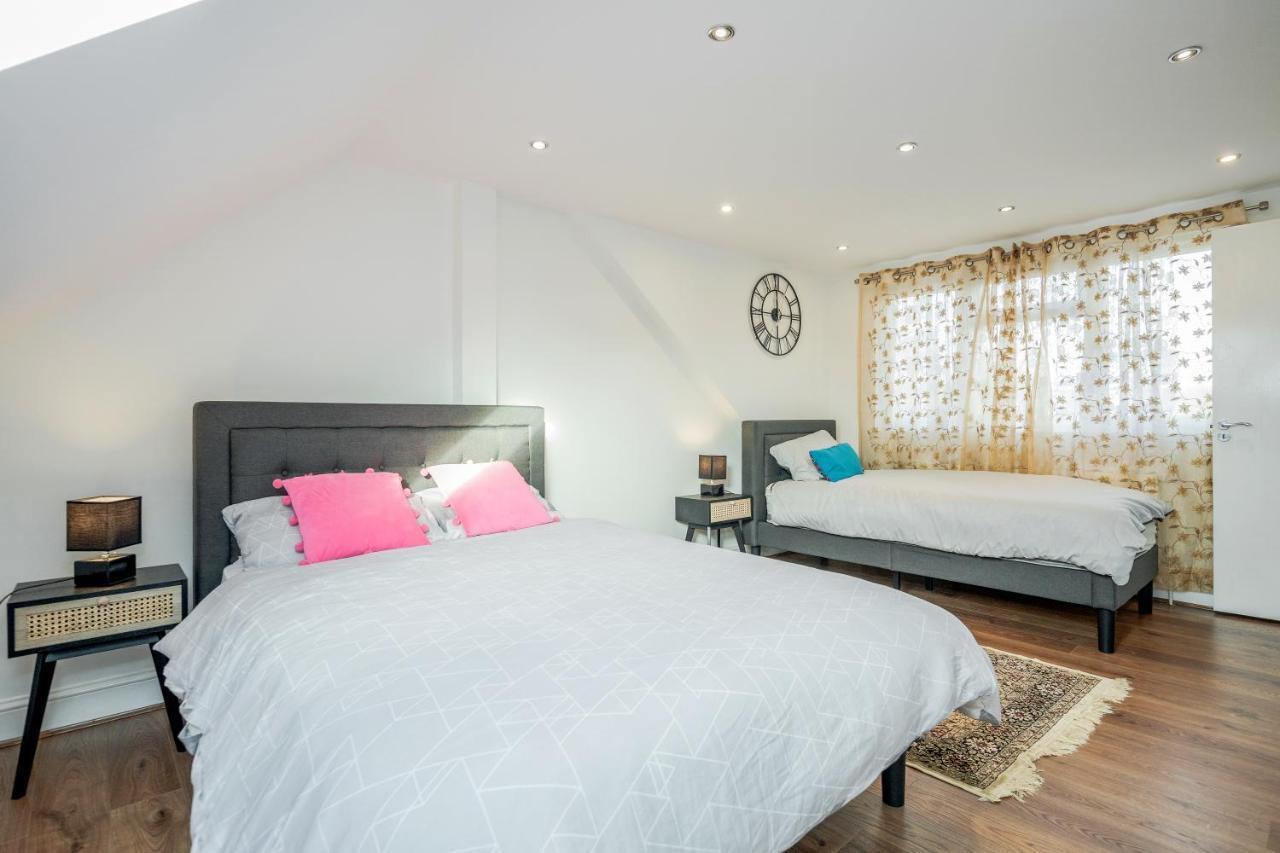 Entire Lovely Family Home With Parking, Wifi, Netflix, Self Check-In Londen Buitenkant foto