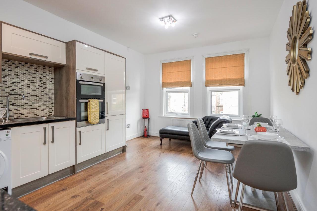 Entire Lovely Family Home With Parking, Wifi, Netflix, Self Check-In Londen Buitenkant foto