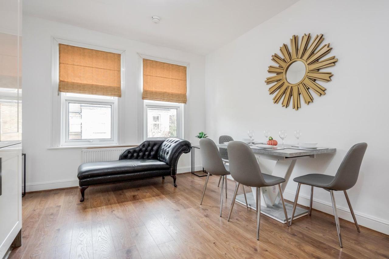 Entire Lovely Family Home With Parking, Wifi, Netflix, Self Check-In Londen Buitenkant foto