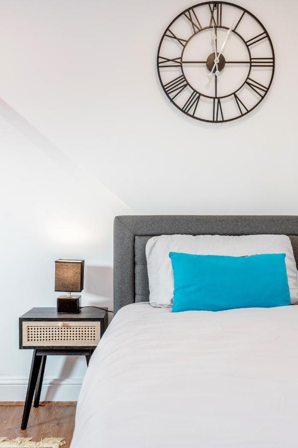 Entire Lovely Family Home With Parking, Wifi, Netflix, Self Check-In Londen Buitenkant foto