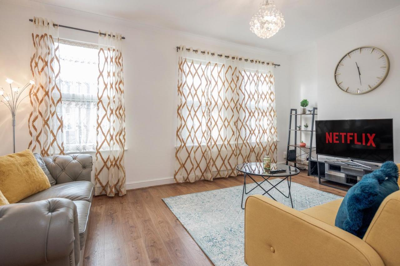 Entire Lovely Family Home With Parking, Wifi, Netflix, Self Check-In Londen Buitenkant foto