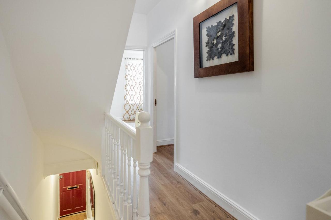 Entire Lovely Family Home With Parking, Wifi, Netflix, Self Check-In Londen Buitenkant foto