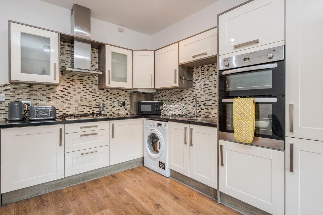 Entire Lovely Family Home With Parking, Wifi, Netflix, Self Check-In Londen Buitenkant foto