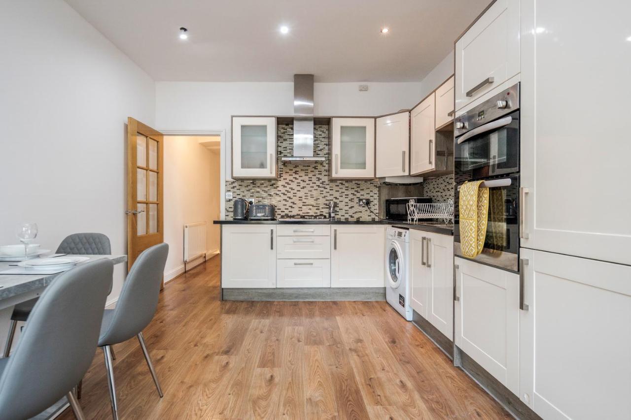 Entire Lovely Family Home With Parking, Wifi, Netflix, Self Check-In Londen Buitenkant foto