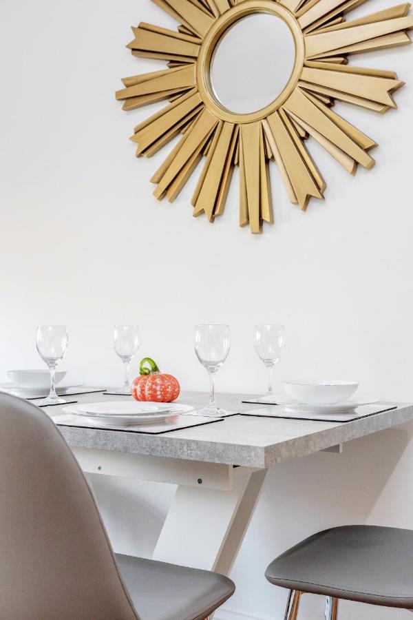 Entire Lovely Family Home With Parking, Wifi, Netflix, Self Check-In Londen Buitenkant foto