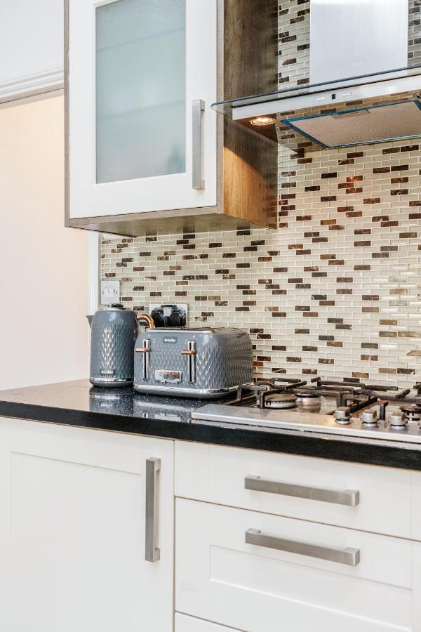 Entire Lovely Family Home With Parking, Wifi, Netflix, Self Check-In Londen Buitenkant foto