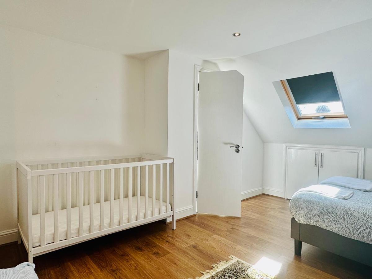 Entire Lovely Family Home With Parking, Wifi, Netflix, Self Check-In Londen Buitenkant foto